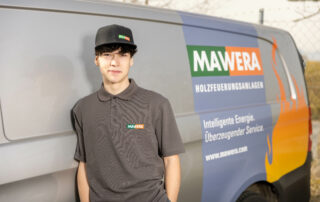 Lehrling vor MAWERA-Fahrzeug